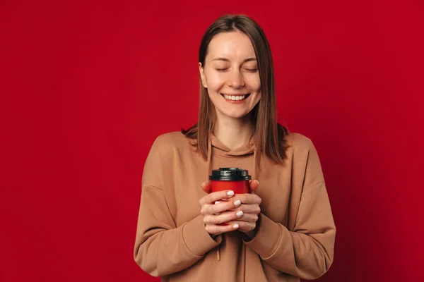 Happy Woman Enjoys Holds Tight Her Fresh Take Away Beverage — Stock Photo, Image