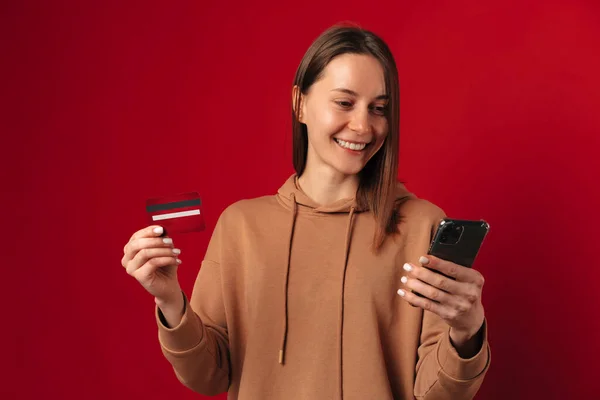 Jonge Moderne Vrouw Gebruikt Mobiel Bankieren Terwijl Telefoon Haar Kaart — Stockfoto