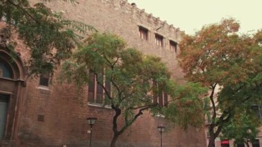 Baharda Barselona 'da güzel bir tuğla binanın yavaş çekim görüntüleri. Yüksek kalite 4k görüntü.