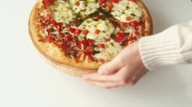 Kadının taze pişmiş pizzayı masaya koyduğu görüntüleri kapat..