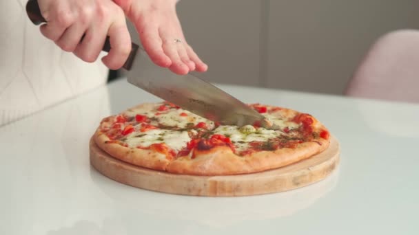 Zbliżenie Wideo Kobiety Cięcia Pizzy Nożem — Wideo stockowe