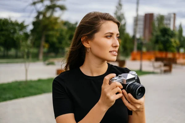Jovem Sério Quer Tirar Uma Foto Enquanto Segura Uma Câmera — Fotografia de Stock
