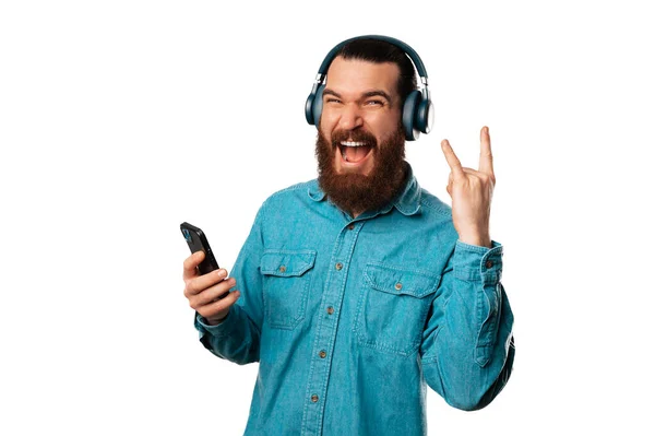 Hombre Barbudo Emocionado Está Mostrando Gesto Rock Mientras Escucha Música —  Fotos de Stock