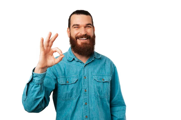 一个满脸笑容 身穿蓝色衬衫的男人在白底上摆出一副不错的姿势的工作室肖像 — 图库照片