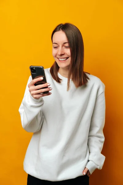 Imagem Vertical Uma Mulher Sorridente Usando Seu Telefone Inteligente Sobre — Fotografia de Stock