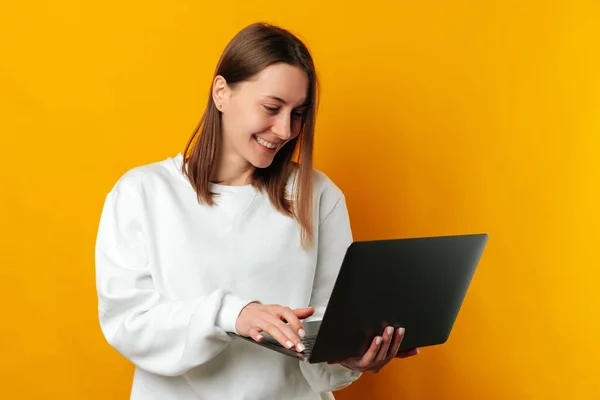 Joven Mujer Sonriente Confiada Está Trabajando Computadora Portátil Que Sostiene — Foto de Stock