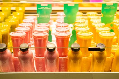Marketteki taze meyve içeceklerinin fotoğrafını çek..