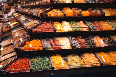 Fotoğraflar farklı şekerlerle dolu yerel bir markette..