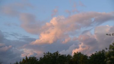 Gün batımında hızla hareket eden bulutların zaman ayarlı videosu.