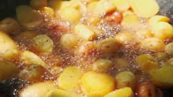 Chiudi Video Della Preparazione Delle Patate Fritte Padella All Aperto — Video Stock