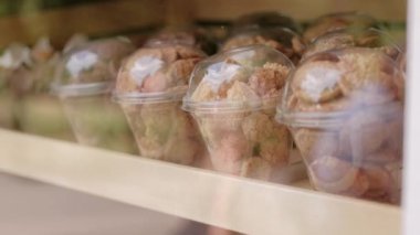 Mağazadaki kurabiyelerin videosunu kapat.