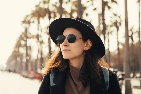 Retrato Jovem Mulher Usando Óculos Sol Andando Nas Ruas Barcelona — Fotografia de Stock