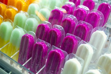 Meyve suyundan yapılmış lezzetli taze dondurmanın görüntüsünü kapat.