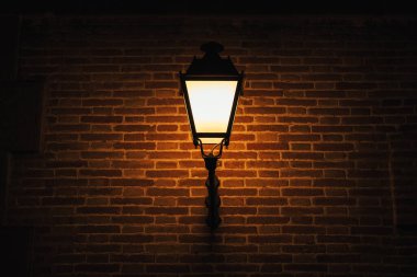 Eski tip lambaların gece vakti çekilmiş fotoğraflarını kapat..