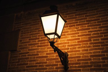 Eski tip lambaların gece vakti çekilmiş fotoğraflarını kapat..