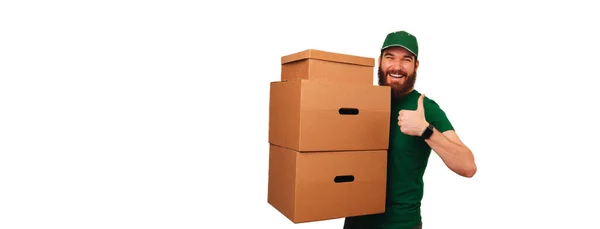 Delighted Delivery Man Feladja Hüvelykujját Csomaggal Szimbolizálja Hatékony Szolgáltatást Ügyfelek — Stock Fotó