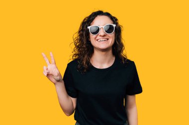 Barışı Sağlayan Genç Kadın - Uyum ve Olumlu İfade Ediyor.