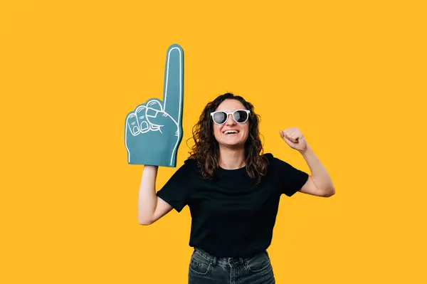 Kvinna Firar Med Fun Finger Gesture Uttrycka Glädje Och Upphetsning — Stockfoto