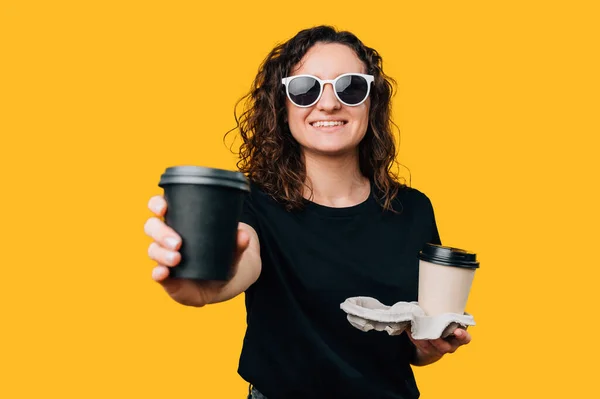 Mujer Joven Con Una Sonrisa Encantadora Sosteniendo Dos Tazas Café — Foto de Stock