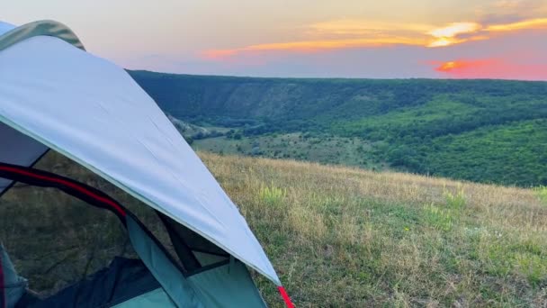 日落时带着美丽景色的山上野营帐篷的形象 — 图库视频影像