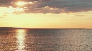 Deniz ya da okyanus kıyısında inanılmaz huzurlu bir gün doğumu.