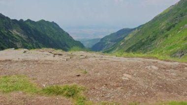 Karpatlar 'ın Transfagarasan dağlarındaki inanılmaz Avrupa yolunun kayan videosu..