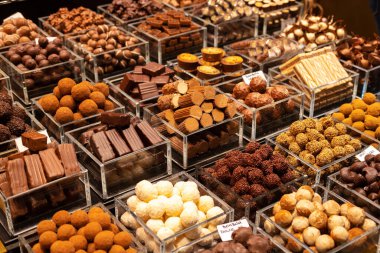 Barcelona 'daki markette bir masa dolusu lezzetli tatlı ve tatlı..