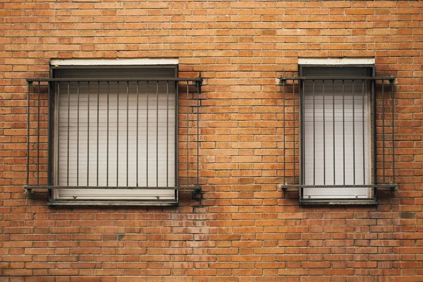复制两个封闭在旧砖墙上的盲窗的室外拍摄空间 — 图库照片