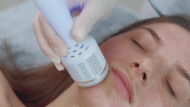 Riprese Ravvicinate Cosmetologo Con Massaggio Lifting Crioterapico Ripristinare Elevare Pelle — Video Stock