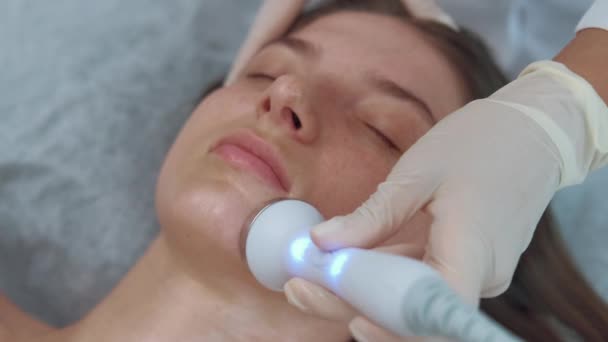 Filmación Cosmético Hace Ultrasonido Masaje Facial Tratamiento Belleza Facial — Vídeos de Stock