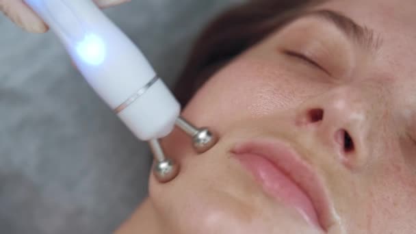 Nagranie Kosmetologa Wykonującego Zabieg Terapeutyczny Twarzy Młodej Kobiety — Wideo stockowe