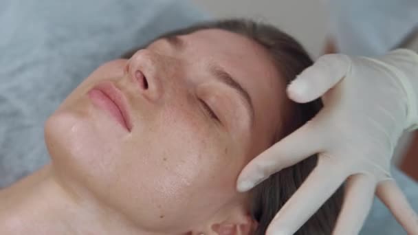 美容院美容师医生手工为年轻女性病人做抗衰老推拿剥皮 — 图库视频影像