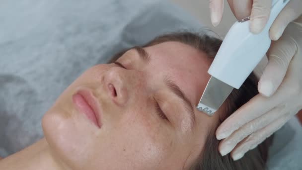 Wideo Kosmetyczki Używającej Ultradźwiękowego Urządzenia Czyszczenia Twarzy Salonie Piękności — Wideo stockowe