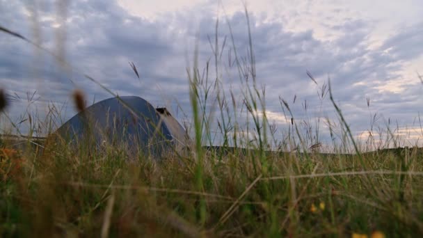 Timelapse Filmagens Barraca Acampamento Sobre Céu Nublado Durante Noite — Vídeo de Stock