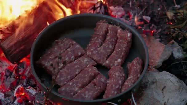 Close Video Preparare Carne Padella Campeggio Cena Cucina Selvaggia — Video Stock