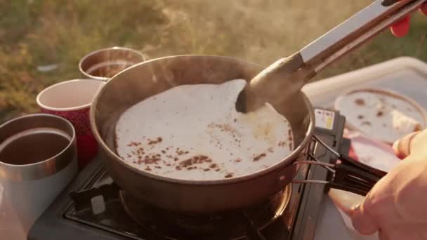 Záběry Přípravy Tortilly Smažící Pánvi Kempinkové Atmosféře — Stock video