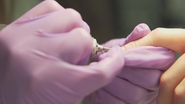 サロンで爪を作るマスターのクローズアップビデオ — ストック動画