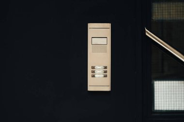 Girişteki altı daire için siyah metalik bir kapıdaki Samll metalik telsiz..