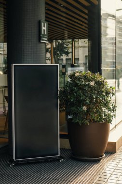 Fotokopi alanı olan bir restoranın önünde siyah boş bir panonun dikey açılışı..