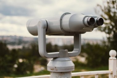 Bulutlu bir günde, bazı eski gri şehir dürbünlerinin yakın çekim görüntüleri..