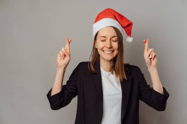 Genç ve neşeli bir kadın parmaklarını çaprazlarken bir dilek diliyor. Umarım gerçekleşir..