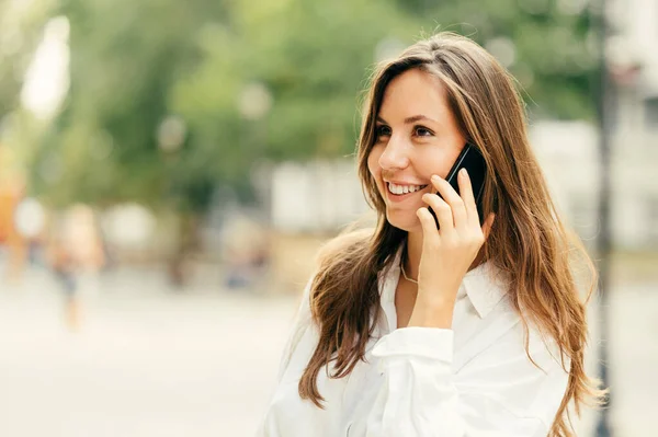 Bonita Jovem Mulher Negócios Está Tendo Uma Conversa Livre Telefone Imagem De Stock