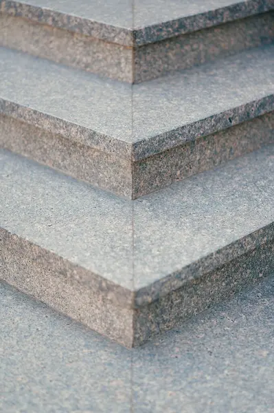 街上一些灰色花岗岩楼梯的垂直对称拍摄 — 图库照片