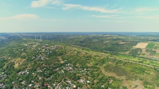 Drohnenvideo Von Dorf Auf Hügeln Und Windenergie — Stockvideo