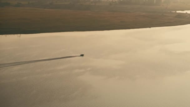 Video Vom Speedboot Auf Dem Fluss Bei Sonnenaufgang — Stockvideo