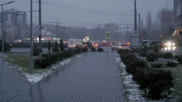 Første Sne Byen Løbet Aftenen Trafik – Stock-video