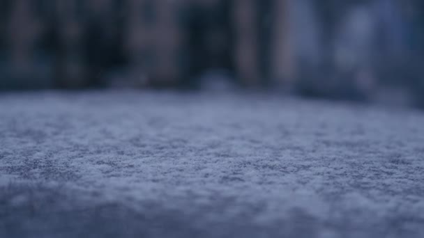 Nahaufnahme Des Schneefalls Über Dem Hintergrundverkehr Der Stadt — Stockvideo