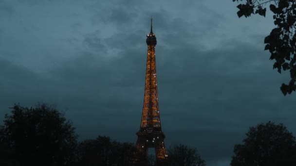 Close Video Van Eiffeltoren Bliksem Tijdens Nacht — Stockvideo