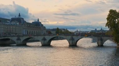 Gün batımında Sienna nehri üzerinde Paris 'te güzel bir köprü.