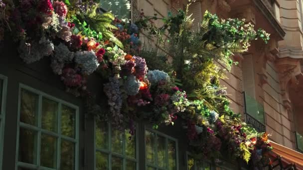 Красива Квіткова Композиція Балконі Парижі Під Час Сонячного Дня — стокове відео